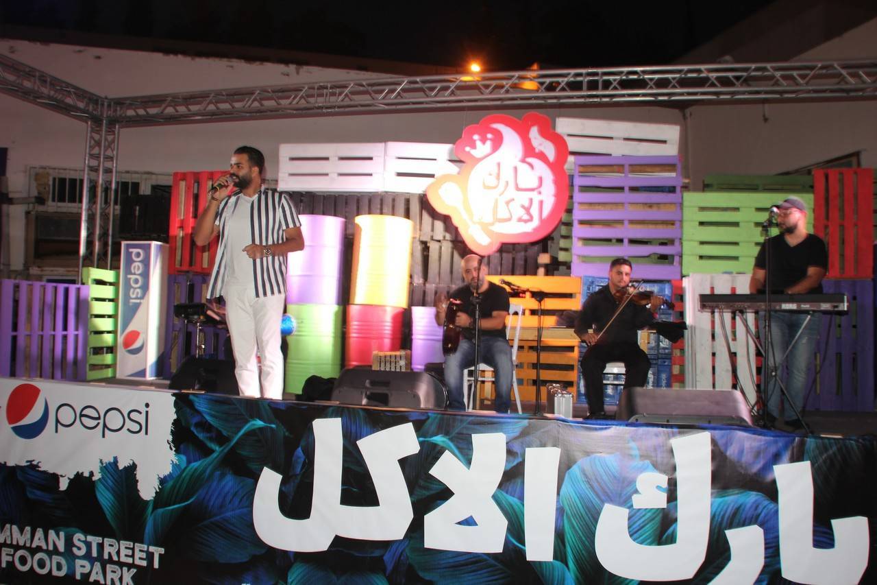 احيا الفنان الأردني محمد رمضان امسية غنائية فنية في “بارك الأكل” 