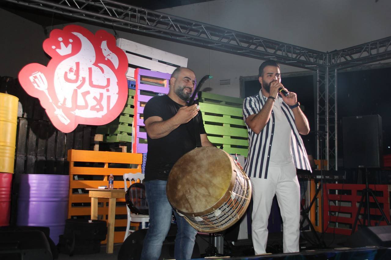 احيا الفنان الأردني محمد رمضان امسية غنائية فنية في “بارك الأكل” 