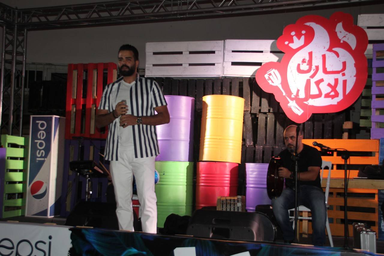 احيا الفنان الأردني محمد رمضان امسية غنائية فنية في “بارك الأكل” 