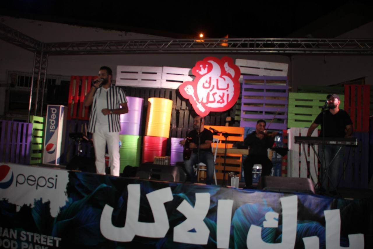 احيا الفنان الأردني محمد رمضان امسية غنائية فنية في “بارك الأكل” 