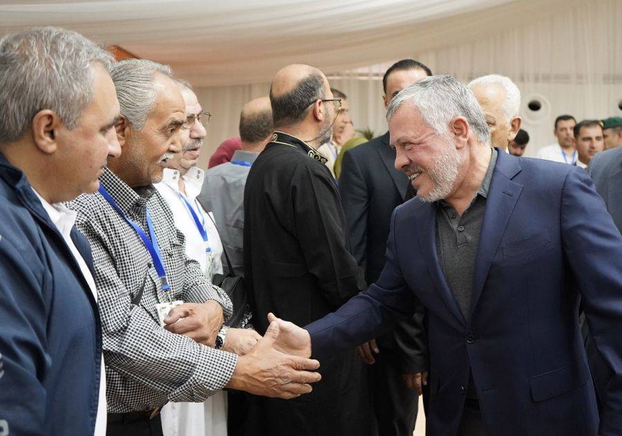 الملك في مقدمة مودعي قافلة حجاج أسر الشهداء