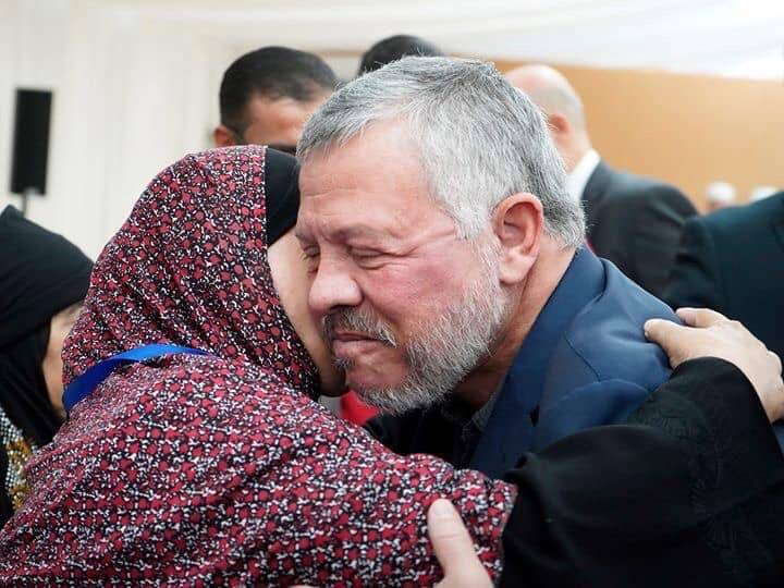 الملك في مقدمة مودعي قافلة حجاج أسر الشهداء