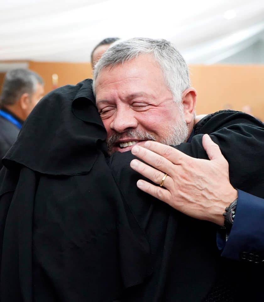 الملك في مقدمة مودعي قافلة حجاج أسر الشهداء