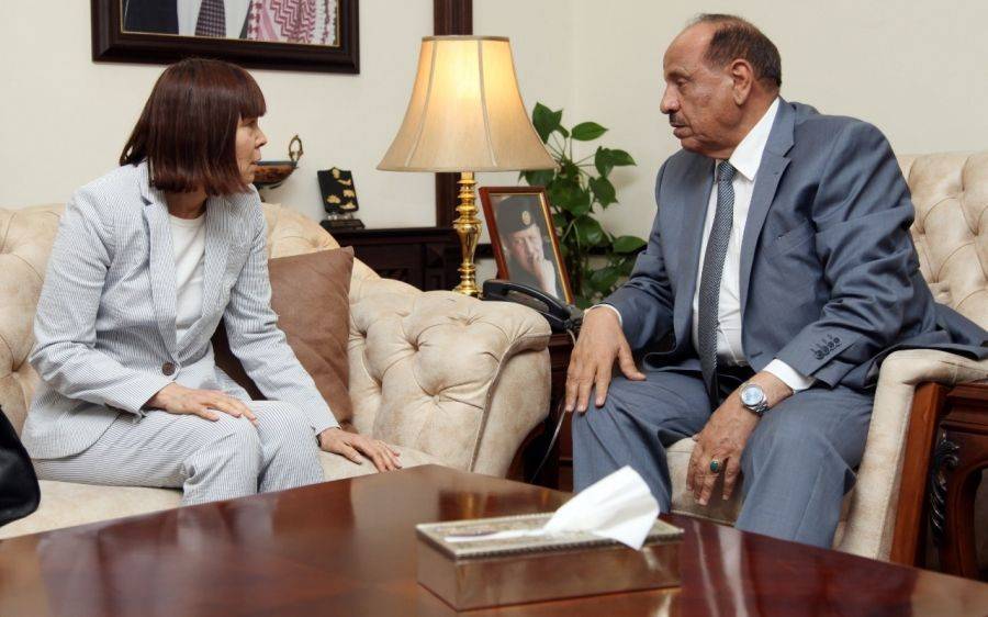 وزير الداخلية يلتقي القائم باعمال السفارة الامريكية في عمان