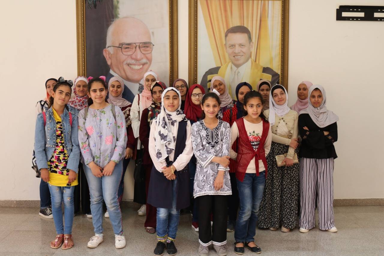 طالبات النادي الصيفي لمشروع مكاني في زيارة علمية لجامعة الحسين بن طلال