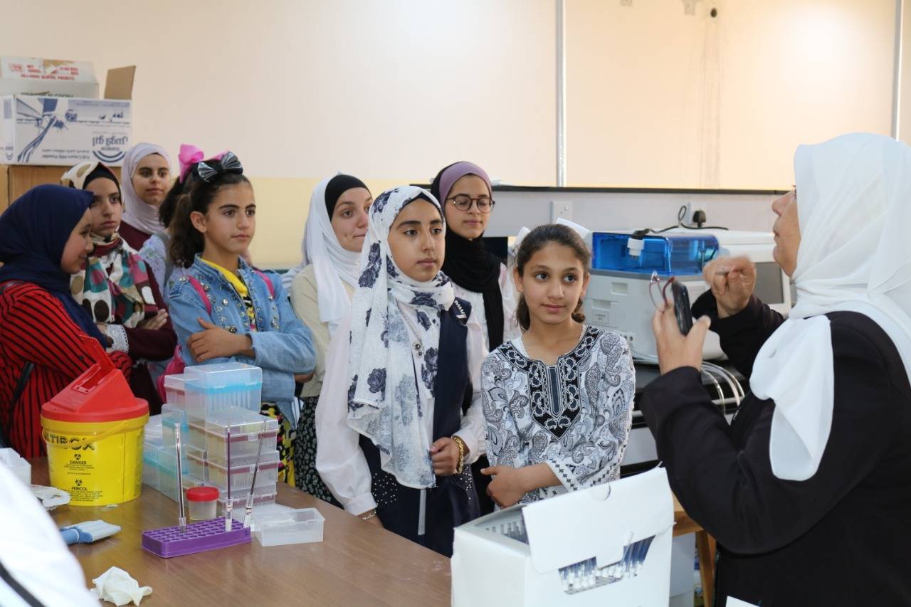 طالبات النادي الصيفي لمشروع مكاني في زيارة علمية لجامعة الحسين بن طلال