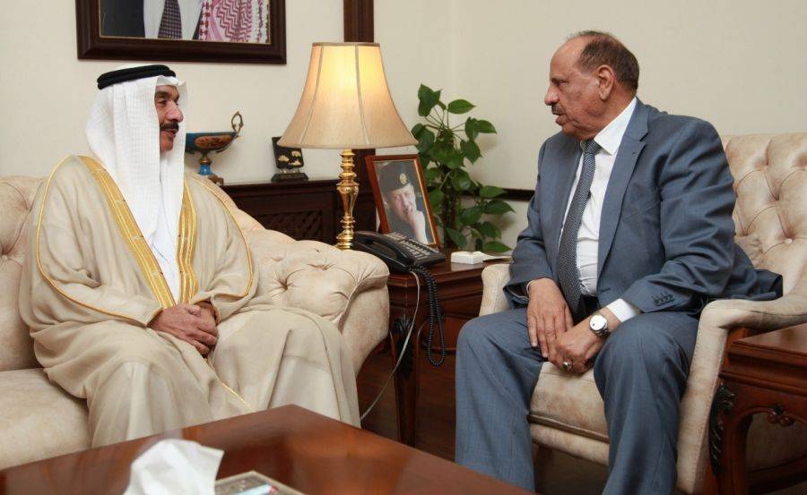 وزير الداخلية يلتقي السفير البحريني في عمان