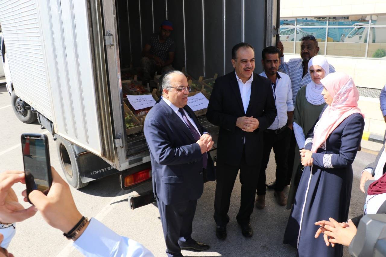 الشحاحدة يشرف على تسليم أول دفعة من محصول الزراعة العضوية لمركز الحسين للسرطان