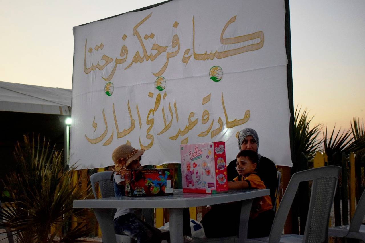 فرع مركز الملك سلمان للاغاثة بالاردن يختتم توزيع  كسوة العيد والالعاب على الاطفال الايتام في مخيم الزعتري ضمن مبادرة  كساء فرحتكم فرحتنا 