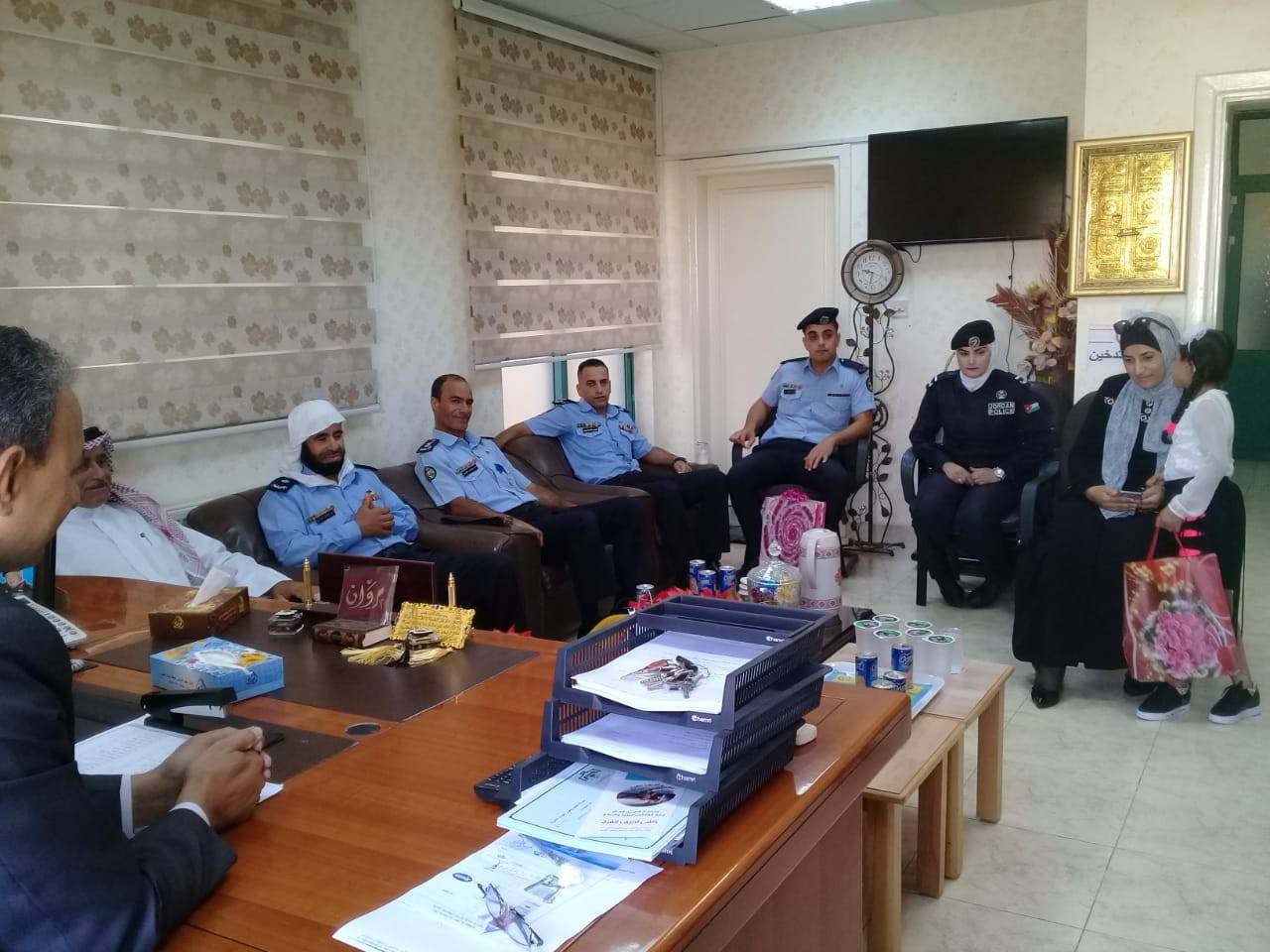 بالصور .. ادارة مستشفى النسائية والاطفال في محافظة المفرق تحتفل بعيد الاضحى مع المرضى .