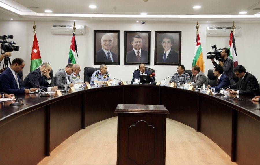 وزير الداخلية يعقد اجتماعا امنيا في الوزارة