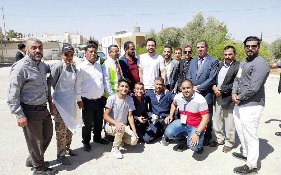 ولي العهد يشارك متطوعين في صيانة مدرسة المفرق الثانوية الصناعية للبنين