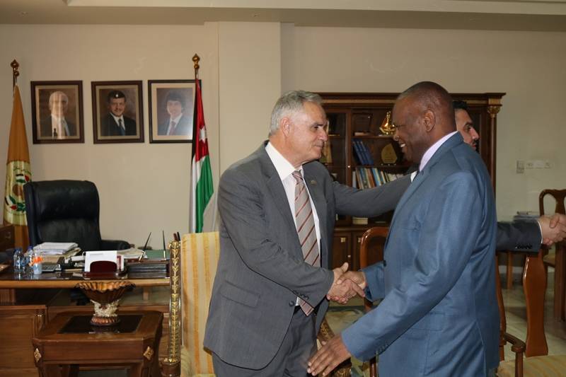 تبادل التهاني بمناسبة عيد الأضحى في جامعة الحسين بن طلال