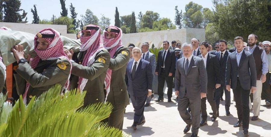 الملك يشارك في تشييع جثمان الأميرة دينا عبدالحميد