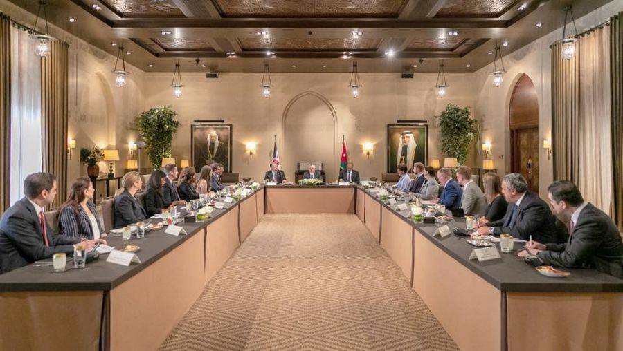 الملك يلتقي وفدا من مساعدي أعضاء الكونغرس الأميركي