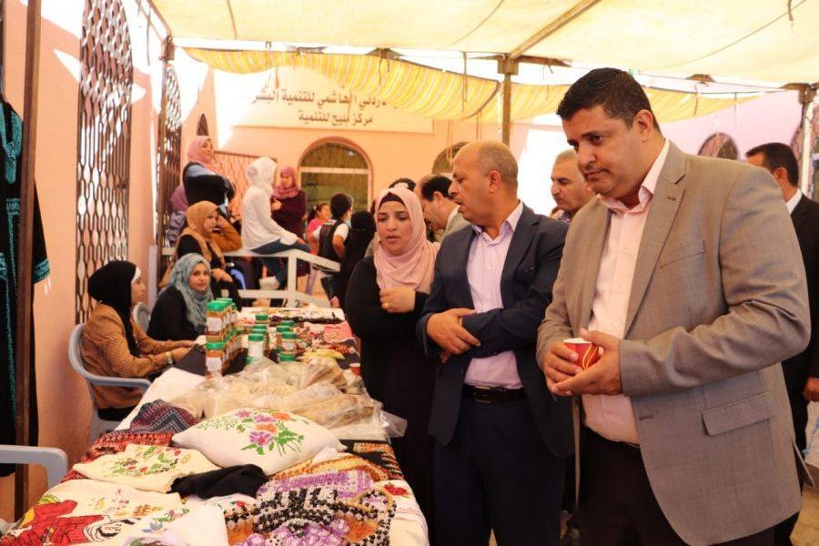 رئيس بلدية مادبا الكبرى يفتتح بازار مركزالاميره بسمه مليح للتنميه البشريه