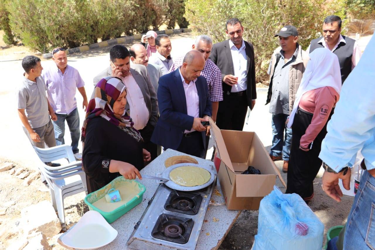 رئيس بلدية مادبا الكبرى يفتتح بازار مركزالاميره بسمه مليح للتنميه البشريه 
