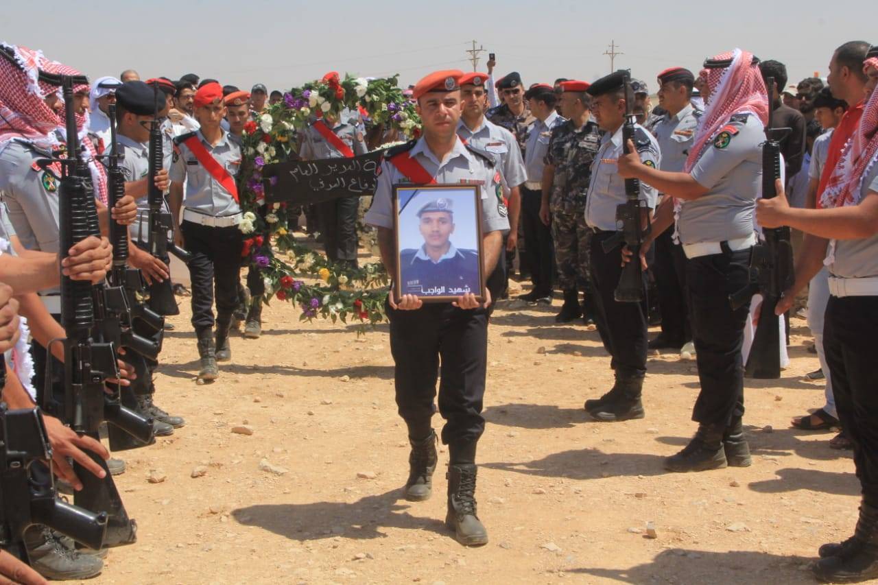 الدفاع المدني يشيع جثمان شهيد الواجب الوكيل السرحان بمحافظة المفرق