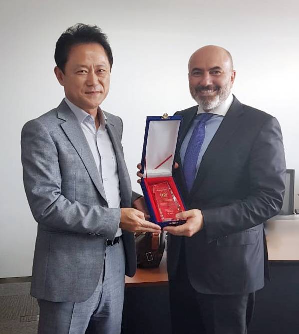 شركة كومهو العالمية لصناعة الإطارات تكرم الشركة الوطنية العربية للسيارات