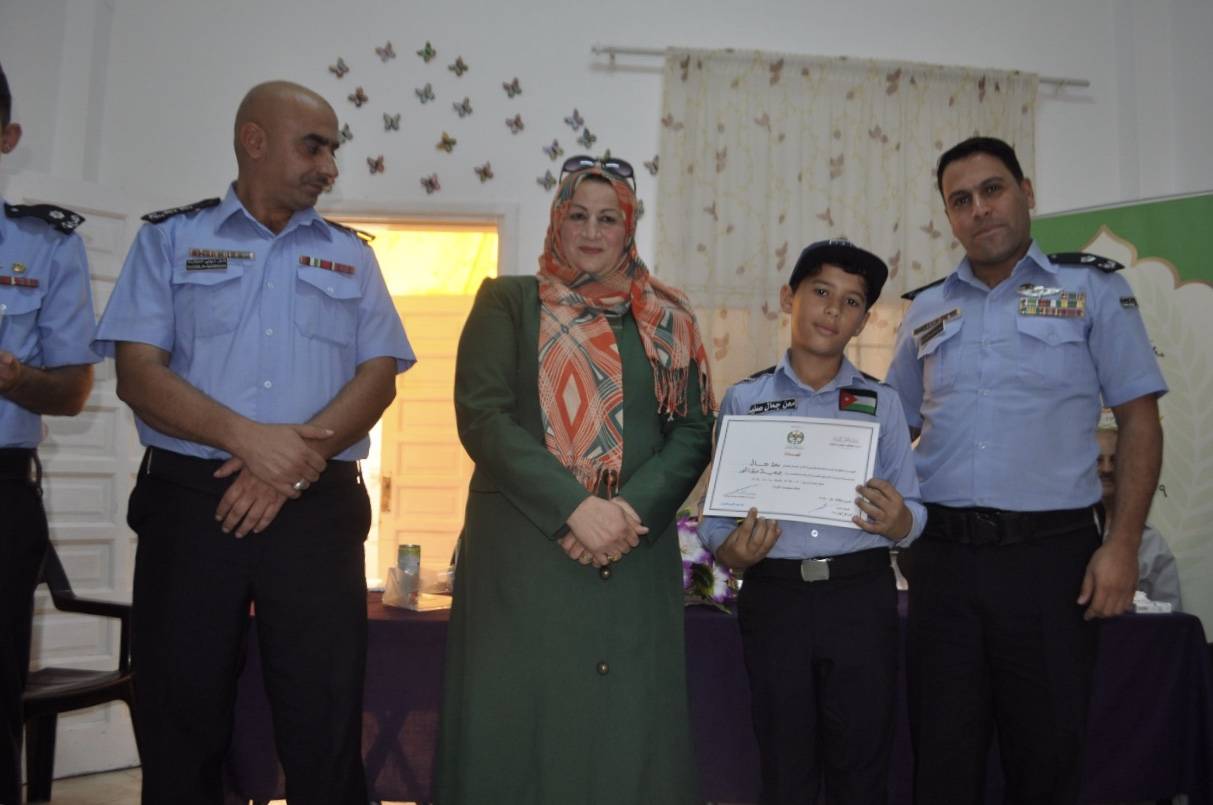 جمعية عبق النور تخرج طلاب النادي الصيفي من مبادرة الشرطي الصغير 