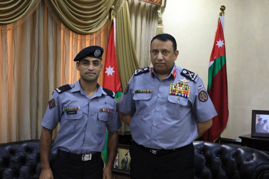 الحواتمة يكرم دركياً أنقذ عائلة حوصرت في مبنى داهمه الحريق