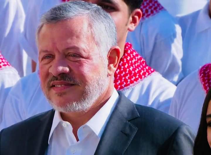 الملك يشارك طلبة كلية الحسين الثانوية للبنين فعاليات الطابور الصباحي 