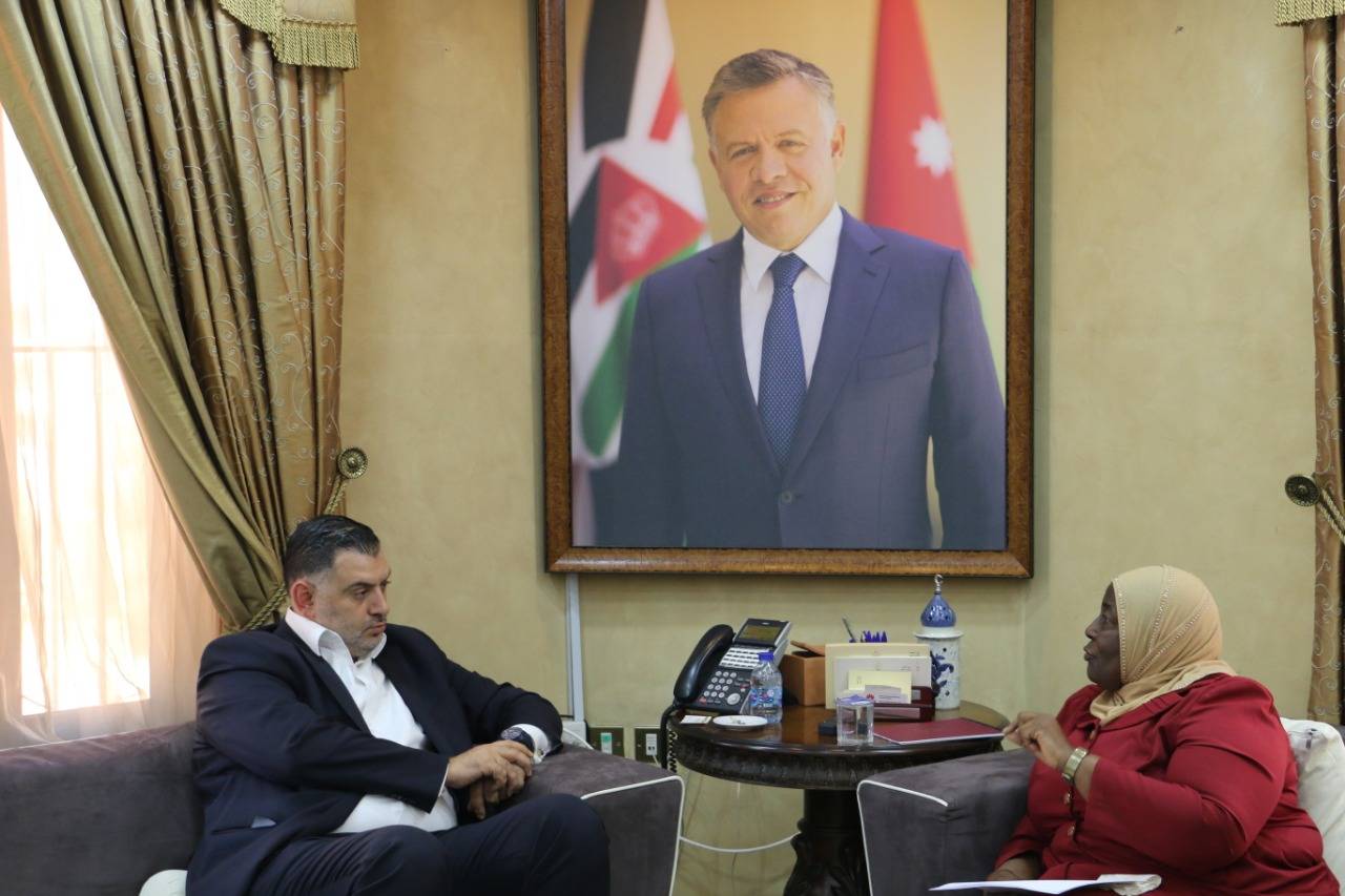 وزير العمل يلتقي نظيرته الاوغندية