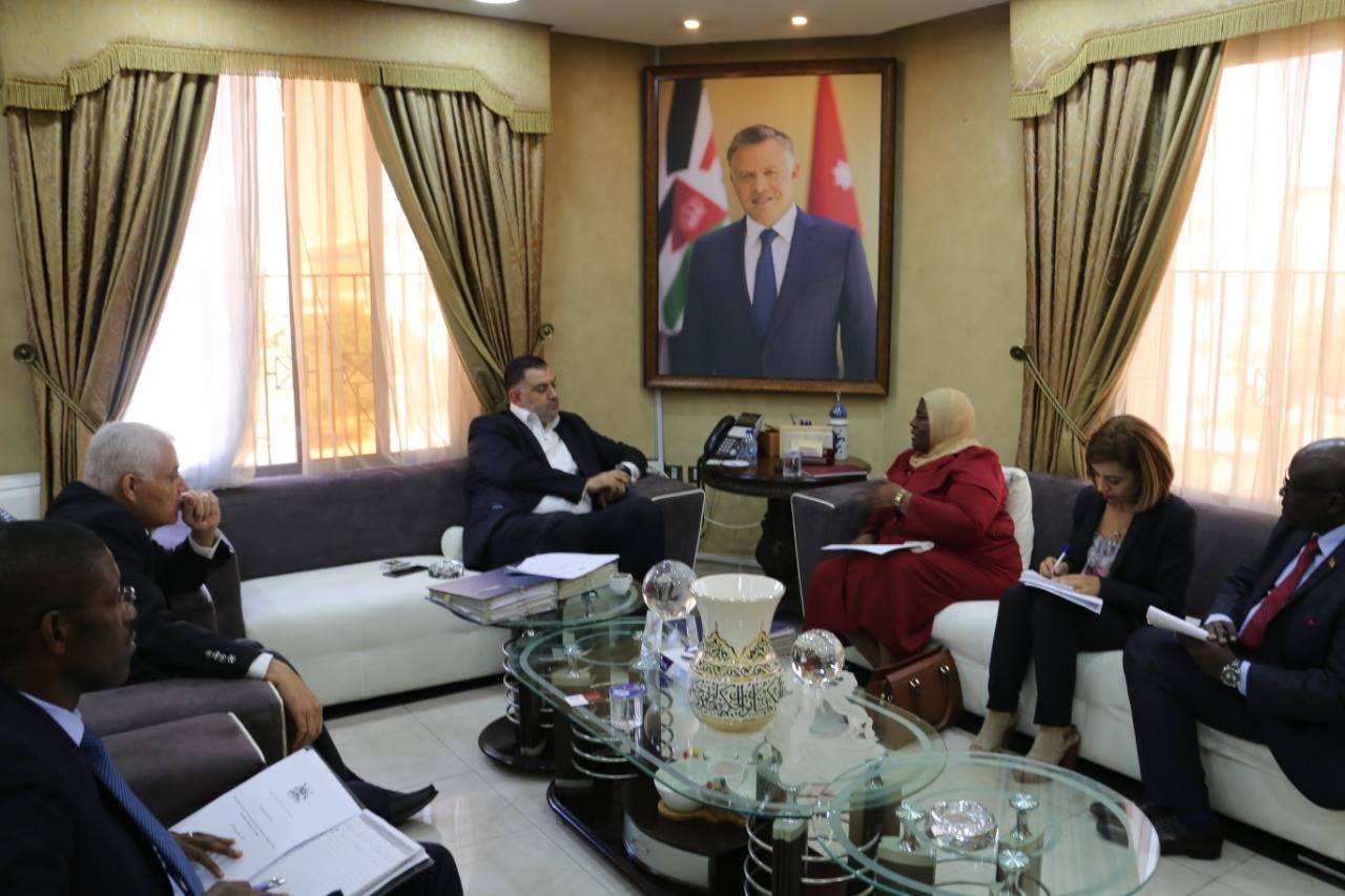 وزير العمل يلتقي نظيرته الاوغندية