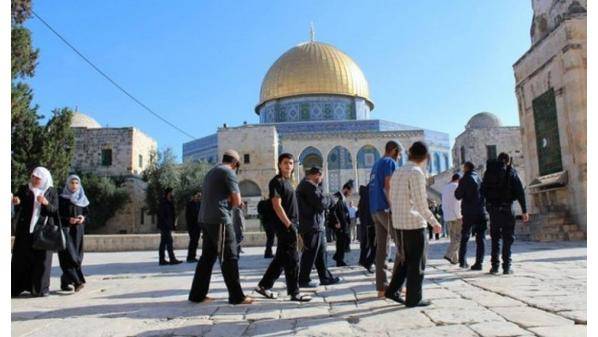 مستوطنون يقتحمون ساحات المسجد الأقصى المبارك