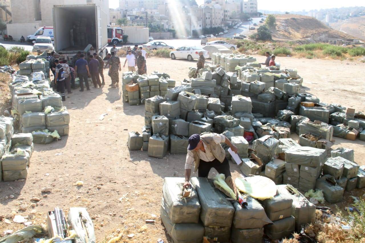إحباط محاولة تهريب حاوية سعة (40) قدم تحتوي على العاب نارية مختلفة وسجائر الكترونية