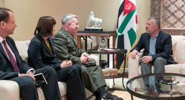 جلالة الملك يستقبل قائد القيادة المركزية الأمريكية