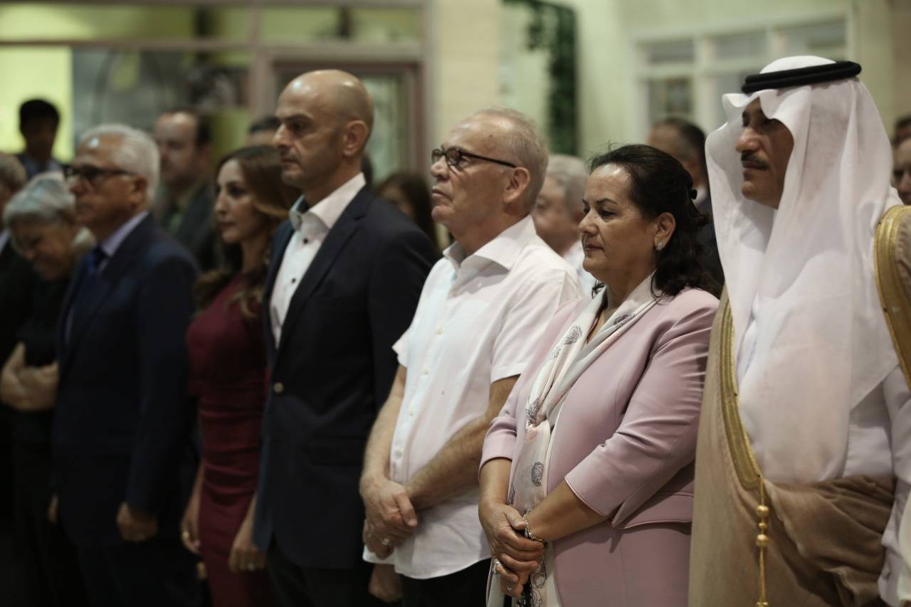 سفير المملكة لدى الأردن يشهد إشهار الكتاب   للمصور الشخصي للمك الراحل  الحسينرحمه الله 