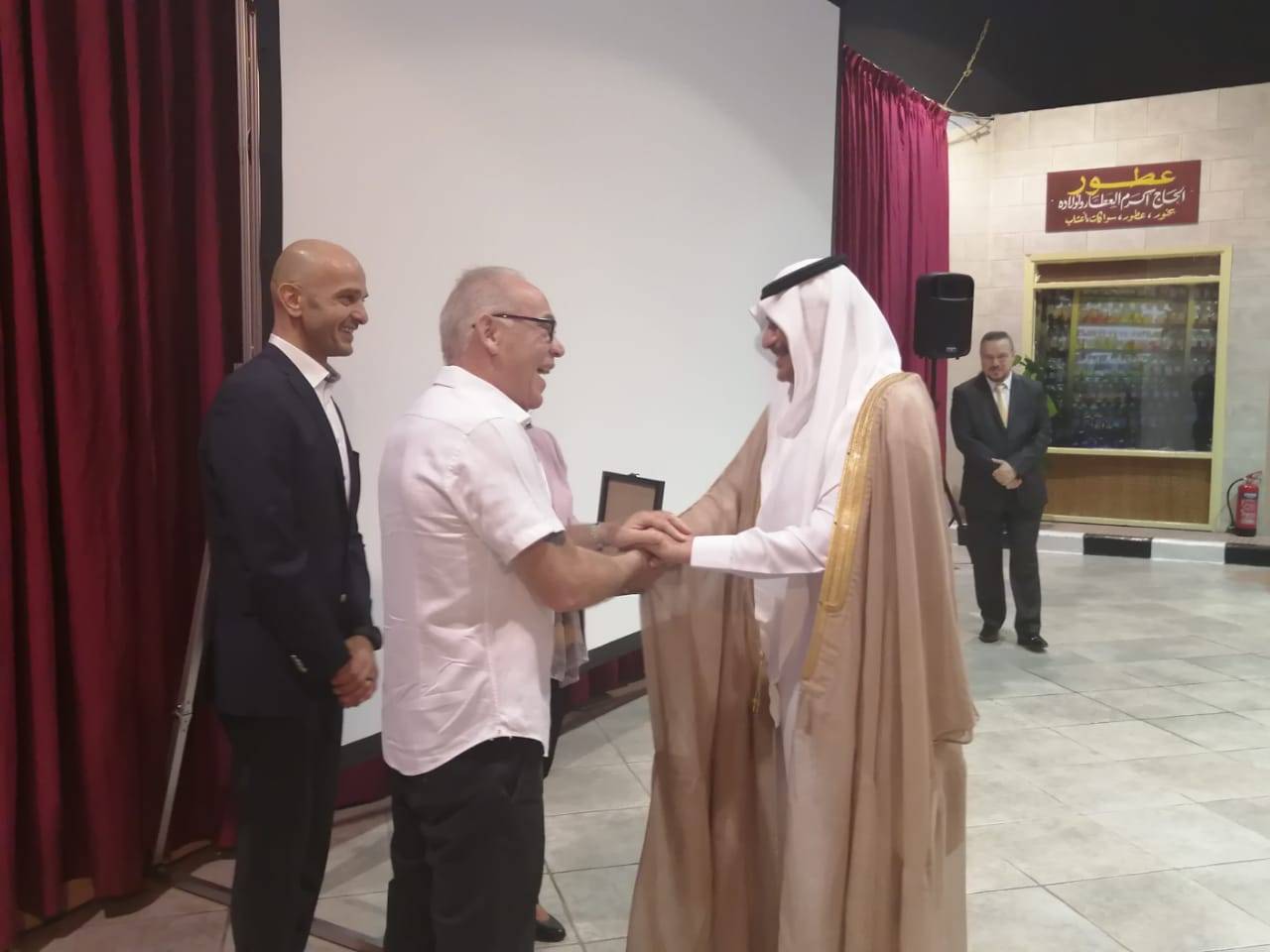 سفير المملكة لدى الأردن يشهد إشهار الكتاب   للمصور الشخصي للمك الراحل  الحسينرحمه الله 