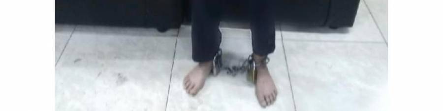 اب يكبل ابنه البالغ من العمر ١٣ عاماً وربطه بواسطة جنزير في الزرقاء
