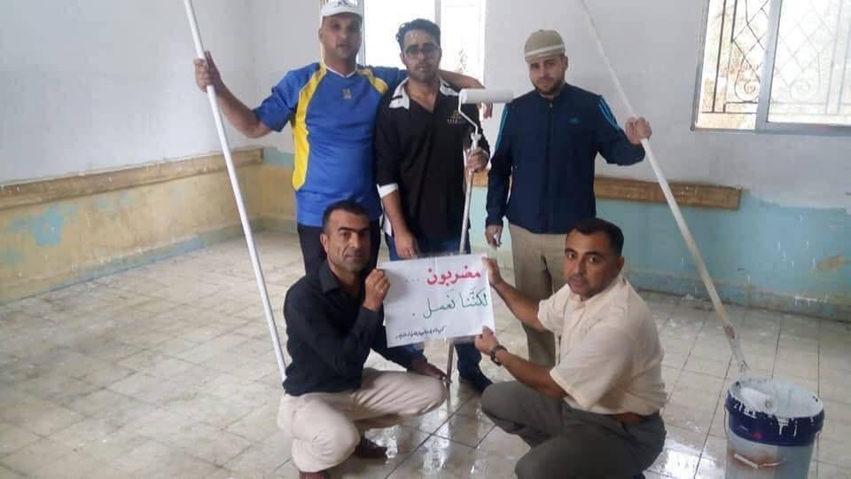 بالصور معلمون يقومون بإجراء صيانة لبعض الغرف الصفية