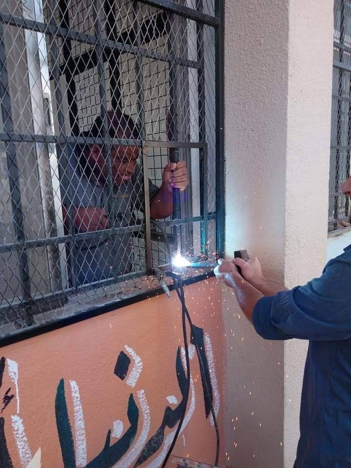 بالصور معلمون يقومون بإجراء صيانة لبعض الغرف الصفية