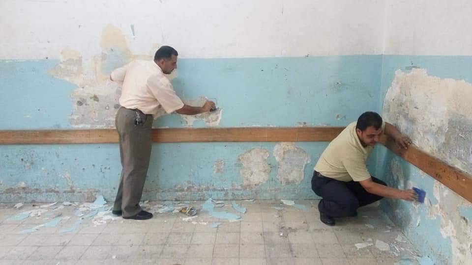 بالصور معلمون يقومون بإجراء صيانة لبعض الغرف الصفية