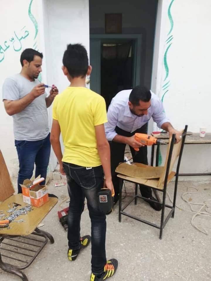 بالصور معلمون يقومون بإجراء صيانة لبعض الغرف الصفية