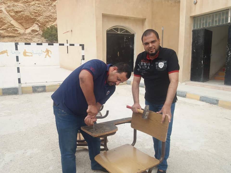 بالصور معلمون يقومون بإجراء صيانة لبعض الغرف الصفية