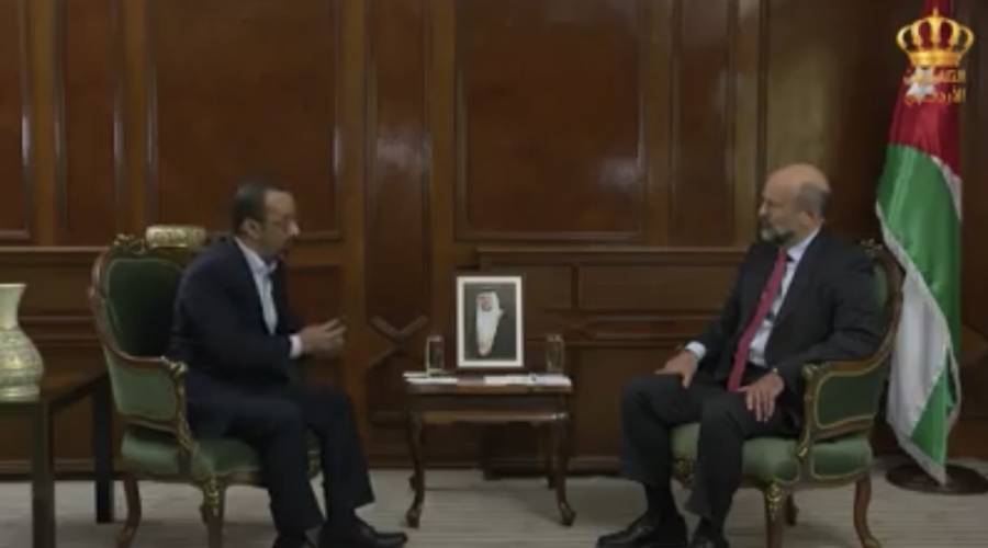 رئيس الوزراء: تحسين الوضع المعيشي للمعلم يجب أن يكون ضمن مؤشرات أداء تكافئ المعلم المبدع والمتميز.