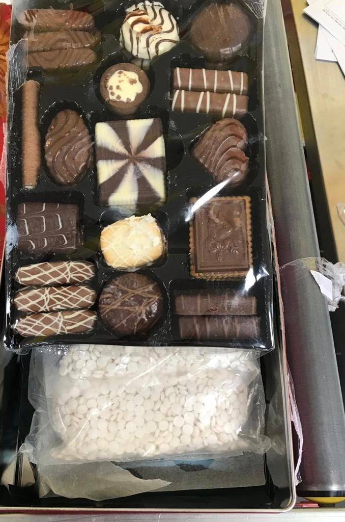 احباط محاولة تهريب كمية من الحبوب المخدرة اخفيت بطريقة سرية داخل علب من الحلويات 