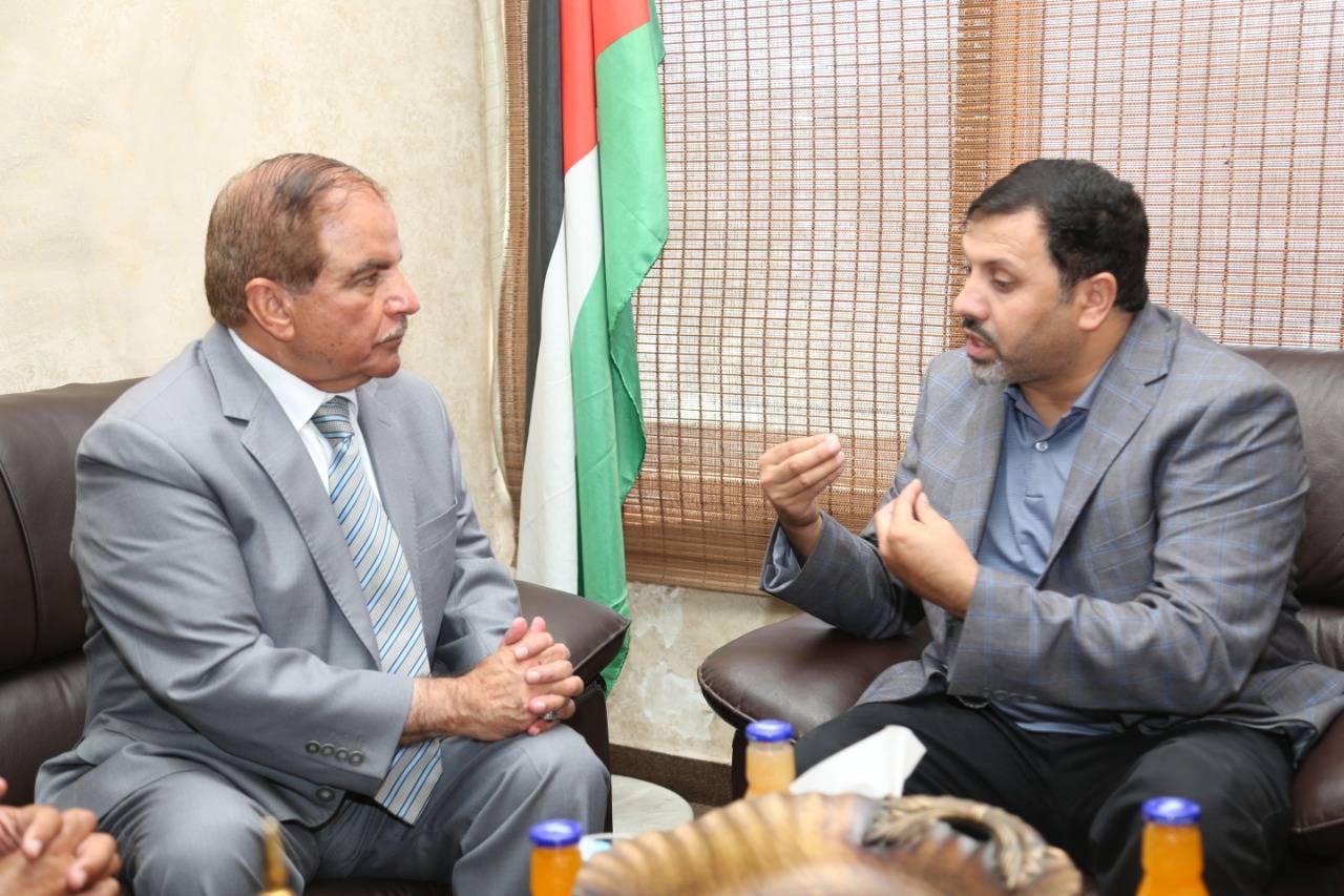 رئيس مجلس إدارة نيروز الاخباري العين غازي الطيب يزور القلعة نيوز ويقدم لإدارتها درع نيروز 