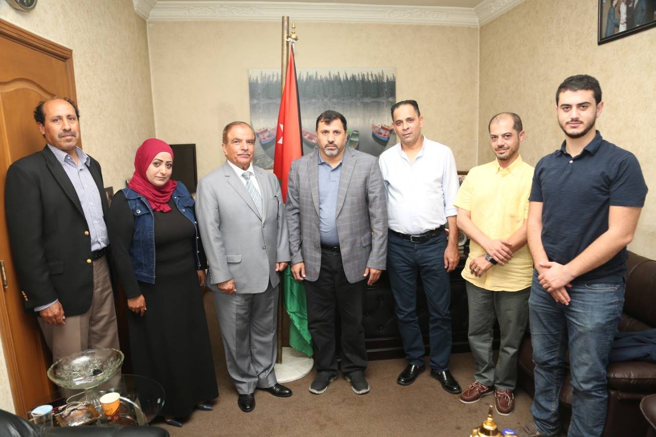 رئيس مجلس إدارة نيروز الاخباري العين غازي الطيب يزور القلعة نيوز ويقدم لإدارتها درع نيروز 