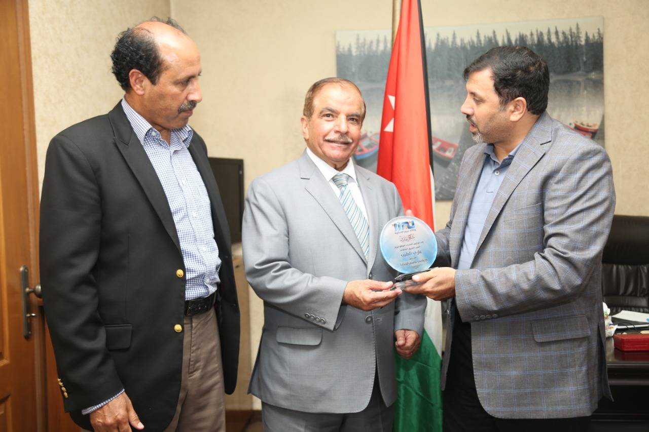 رئيس مجلس إدارة نيروز الاخباري العين غازي الطيب يزور القلعة نيوز ويقدم لإدارتها درع نيروز 