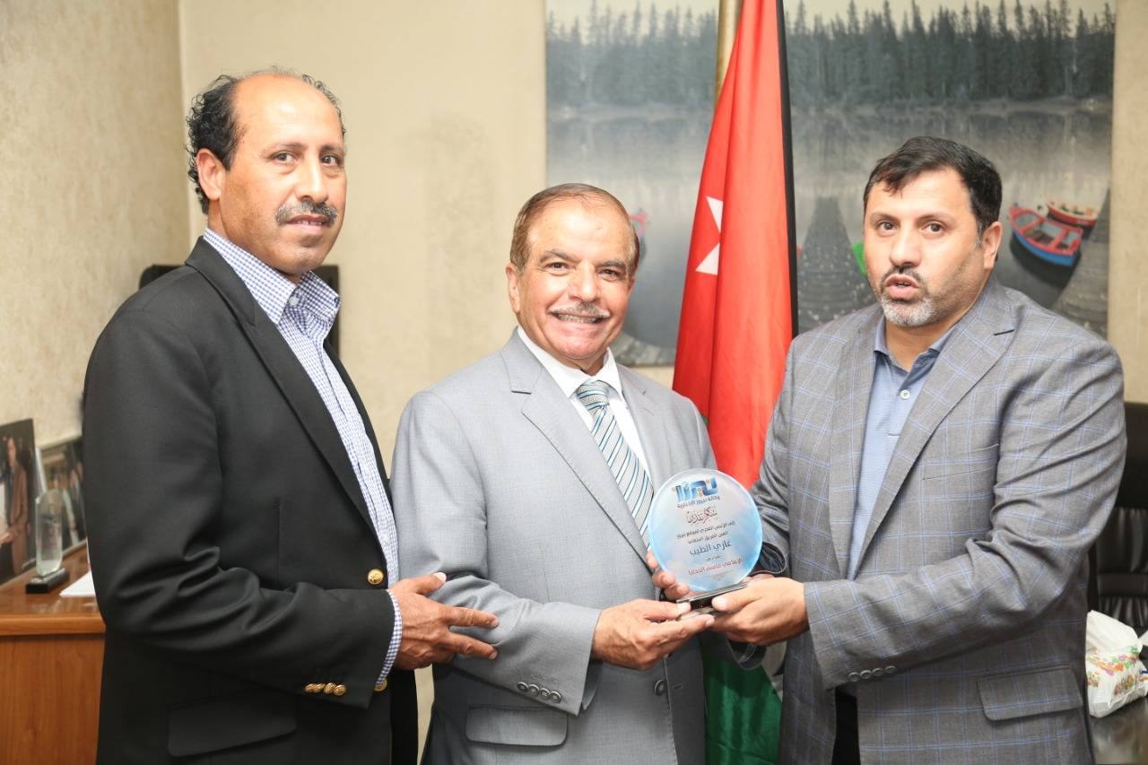 رئيس مجلس إدارة نيروز الاخباري العين غازي الطيب يزور القلعة نيوز ويقدم لإدارتها درع نيروز 