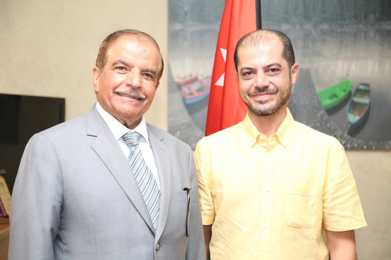 رئيس مجلس إدارة نيروز الاخباري العين غازي الطيب يزور القلعة نيوز ويقدم لإدارتها درع نيروز 