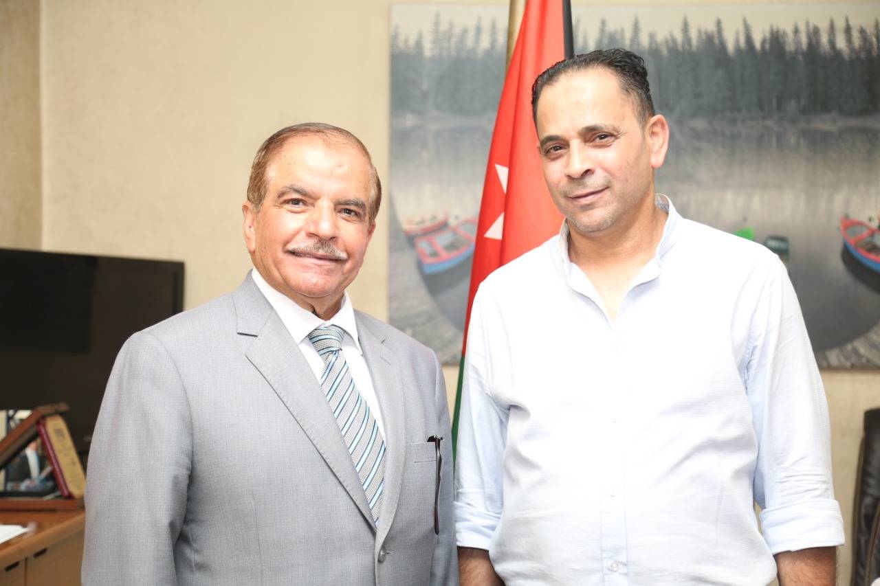 رئيس مجلس إدارة نيروز الاخباري العين غازي الطيب يزور القلعة نيوز ويقدم لإدارتها درع نيروز 