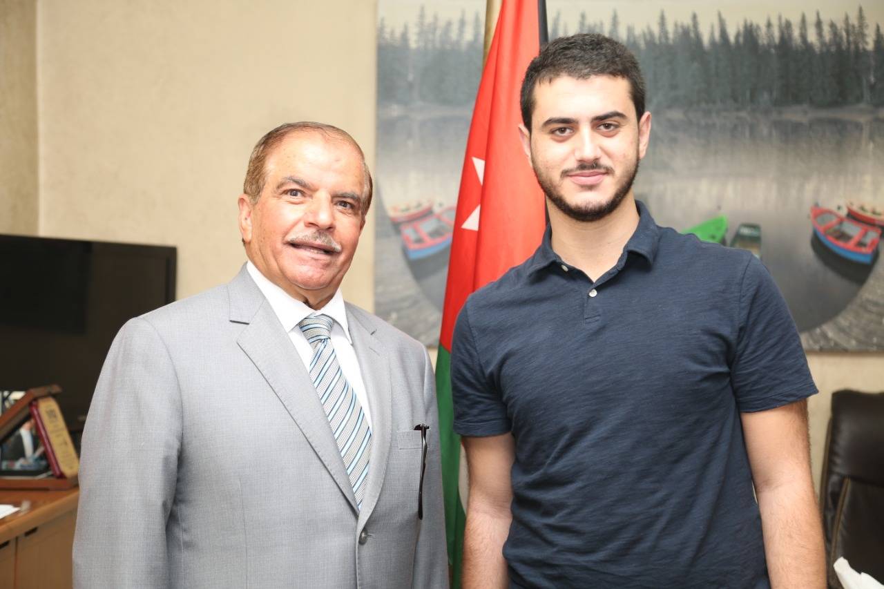 رئيس مجلس إدارة نيروز الاخباري العين غازي الطيب يزور القلعة نيوز ويقدم لإدارتها درع نيروز 