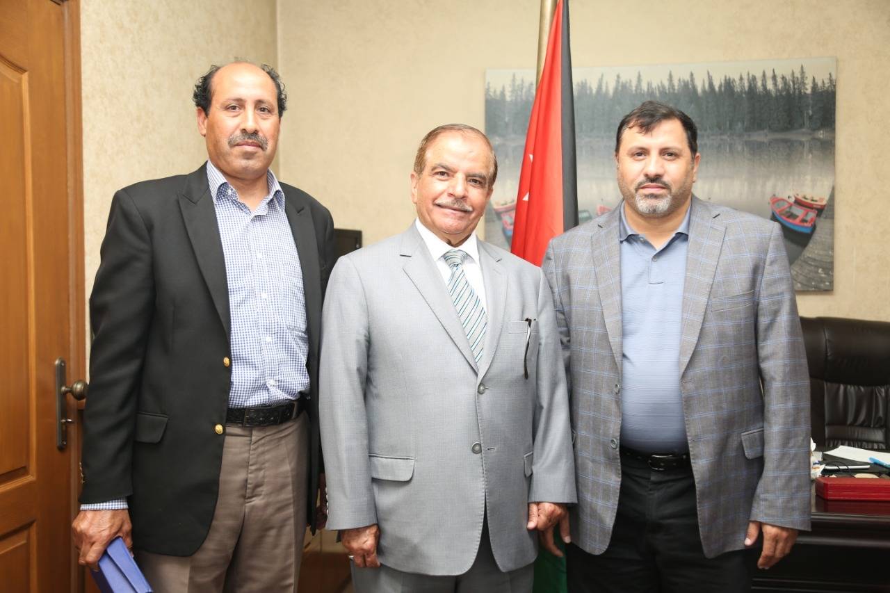 رئيس مجلس إدارة نيروز الاخباري العين غازي الطيب يزور القلعة نيوز ويقدم لإدارتها درع نيروز 