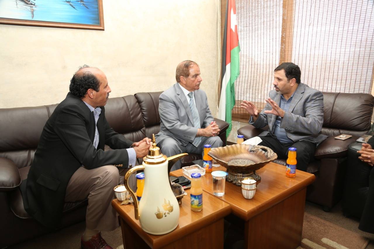 رئيس مجلس إدارة نيروز الاخباري العين غازي الطيب يزور القلعة نيوز ويقدم لإدارتها درع نيروز 